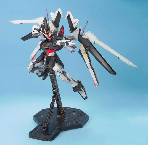 GAT-X105E Strike Noir Gundam scala 1:100 serie Master Grade by Bandai